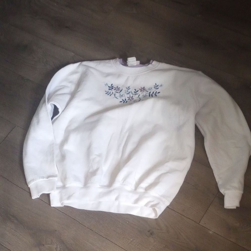 White Sweatshirt with Floral Embroidery Vintage
